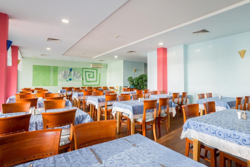 Restaurace v ubytování Hotel Perla Beach Club - All Inclusive