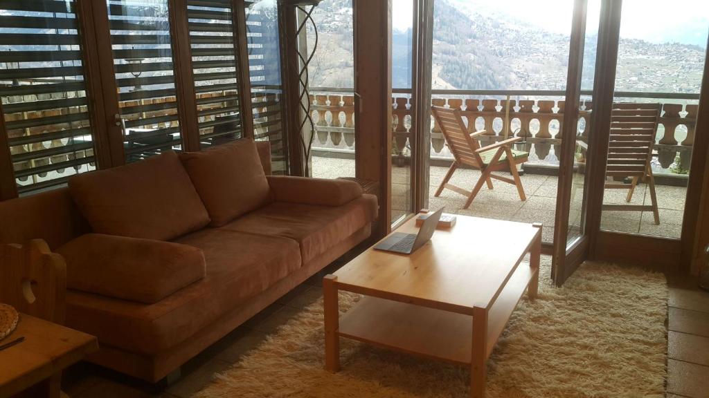 a living room with a couch and a coffee table at Appartement d'une chambre avec vue imprenable - Veysonnaz in Veysonnaz