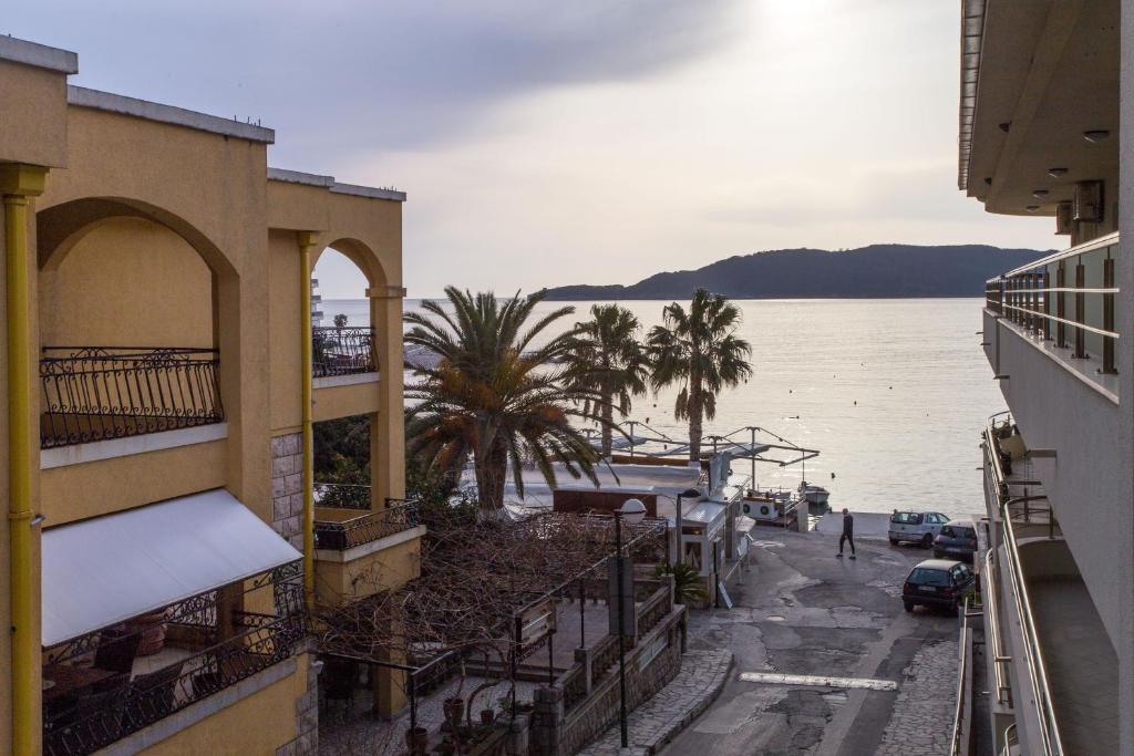 - un balcon offrant une vue sur l'eau dans l'établissement Tanja Apartments, à Rafailovici