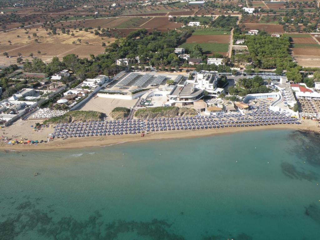 - une vue aérienne sur un complexe et une plage dans l'établissement Hotel Lido Torre Egnazia, à Monopoli