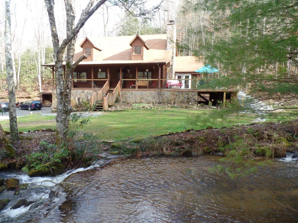 une maison avec une rivière devant elle dans l'établissement Creekside Paradise Bed and Breakfast, à Robbinsville