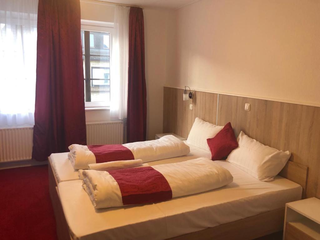 Ліжко або ліжка в номері Hotel Oldesloer Hof