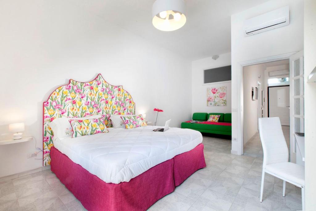 Ένα ή περισσότερα κρεβάτια σε δωμάτιο στο Maison Rossella in the heart of Sorrento