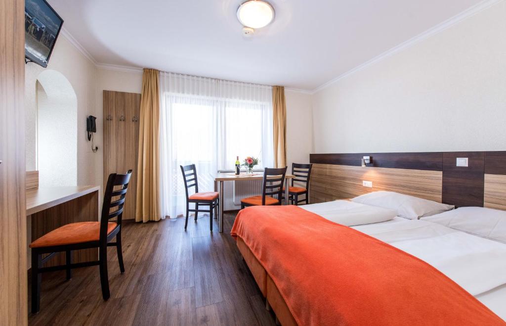 Giường trong phòng chung tại Pension Appartements Kirchenwirt