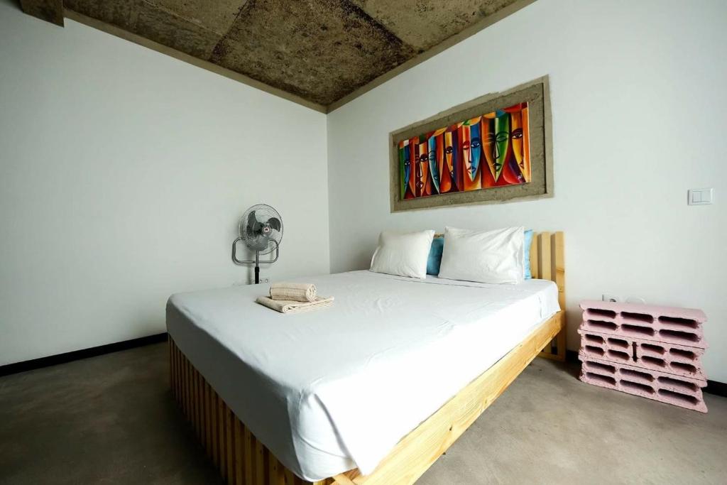 - une chambre avec un grand lit orné d'une peinture murale dans l'établissement Salzen - Portas do Sol, à Santa Maria