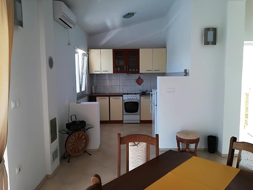 Kuchyňa alebo kuchynka v ubytovaní Apartman Rosanda 1