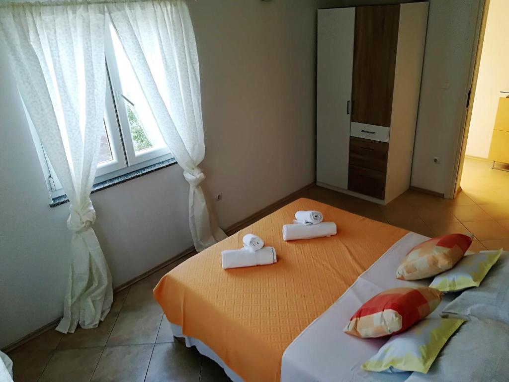 Posteľ alebo postele v izbe v ubytovaní Apartman Rosanda 1