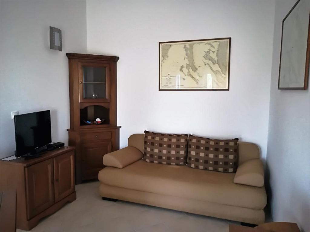 Televízia a/alebo spoločenská miestnosť v ubytovaní Apartman Rosanda 1