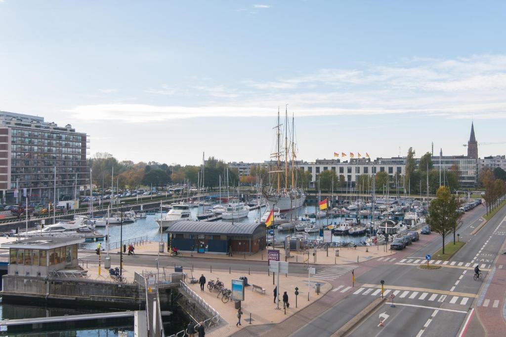 uma marina com um monte de barcos num porto em Studio Juan les Pins em Oostende