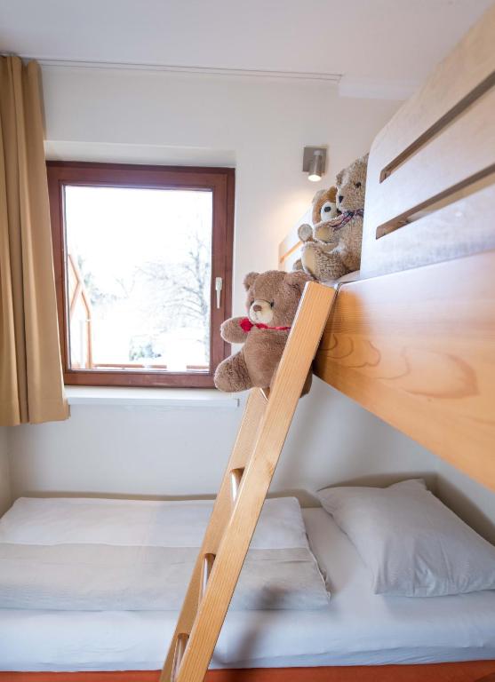 Giường trong phòng chung tại Pension Appartements Kirchenwirt