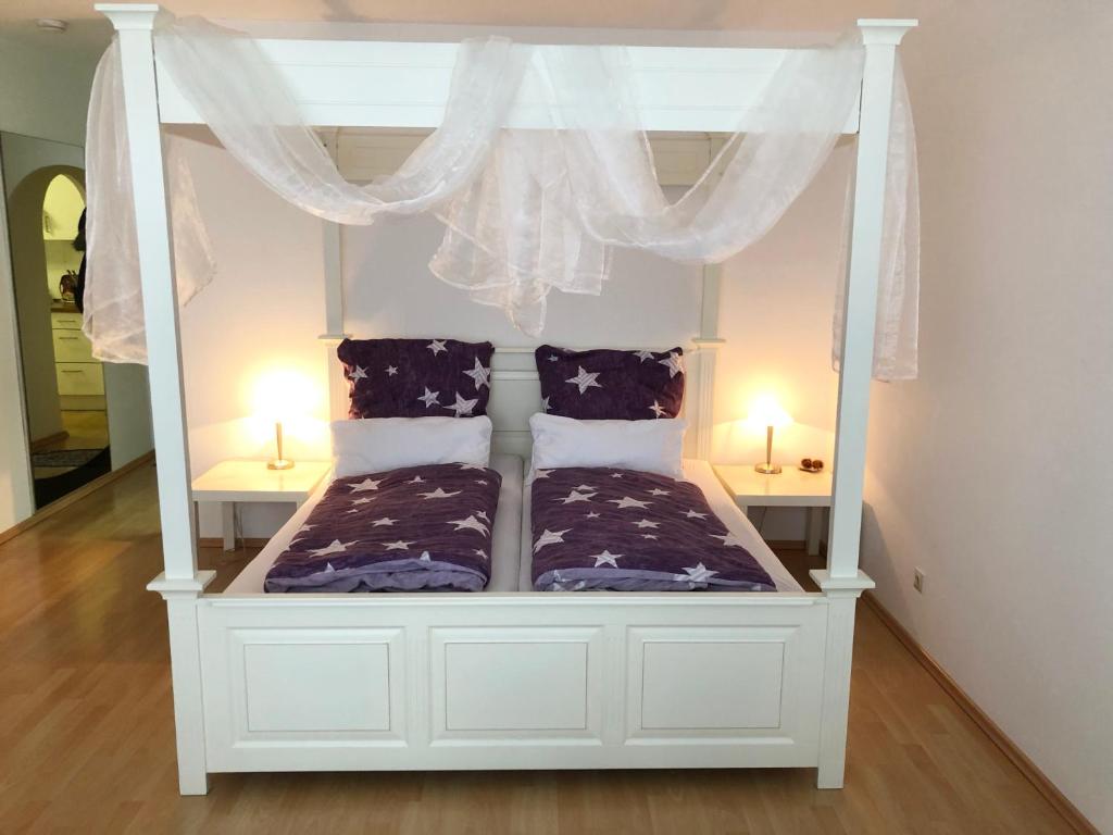 ein weißes Bett mit zwei Kissen darüber in der Unterkunft Ferienwohnung Stett in Meersburg