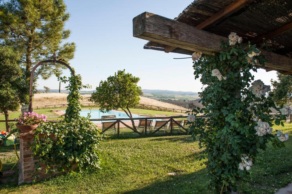 ogród z pergolą z kwiatami w obiekcie San Giovanni In Poggio w mieście Monteroni dʼArbia