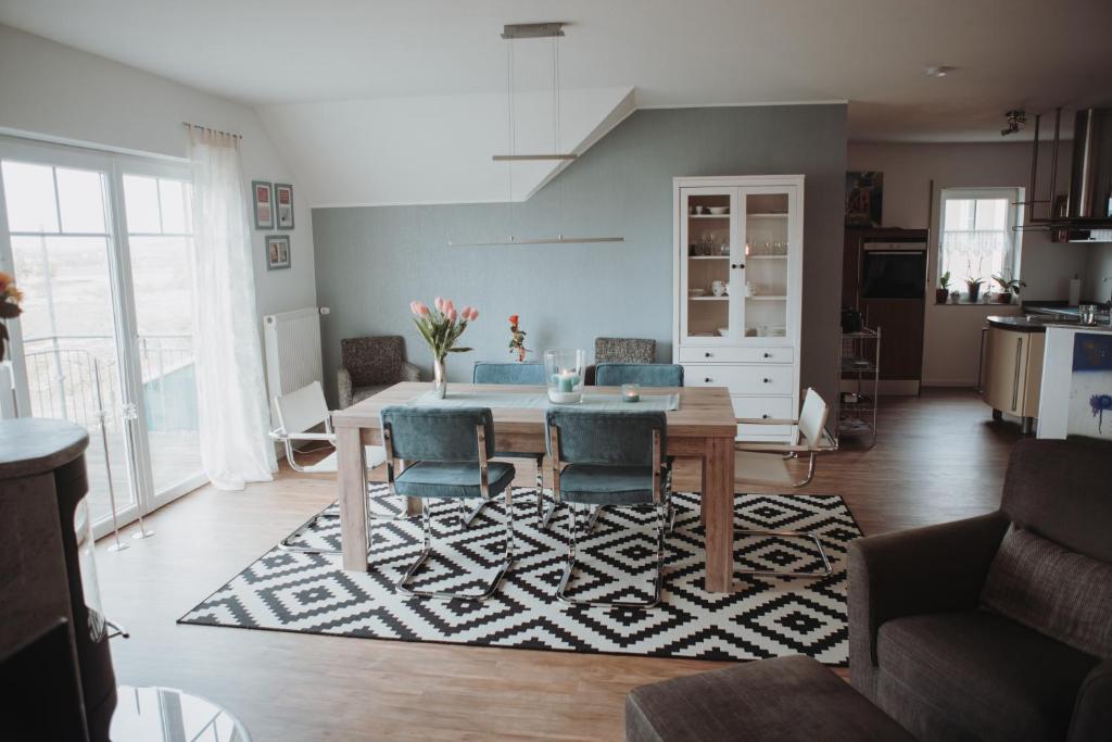 sala de estar con mesa de comedor y sillas en Moseltraum-Villa Kenn bei Trier, en Kenn