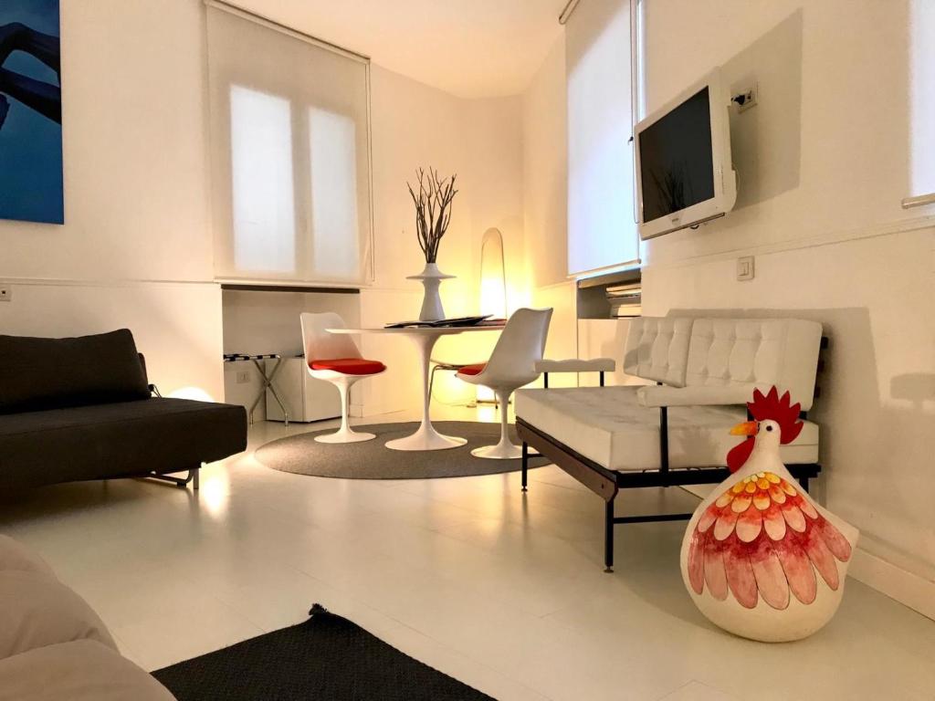 ein Wohnzimmer mit einer Hühnervase in der Mitte des Zimmers in der Unterkunft PM3 Apartment in Neapel