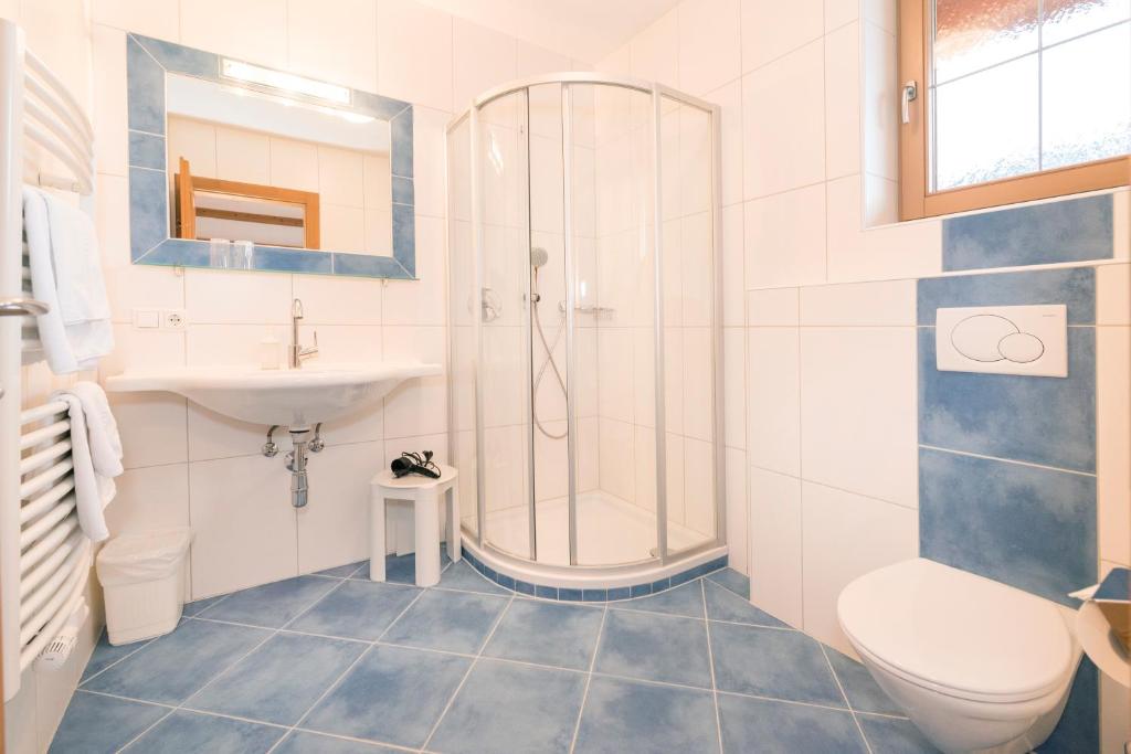 Koupelna v ubytování Das GÄSTEHAUS SCHNEIDER am Dorfplatz