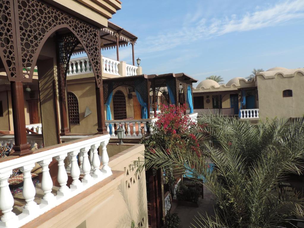 Casa con barandilla blanca y balcón en Villa Nile House Luxor en Luxor