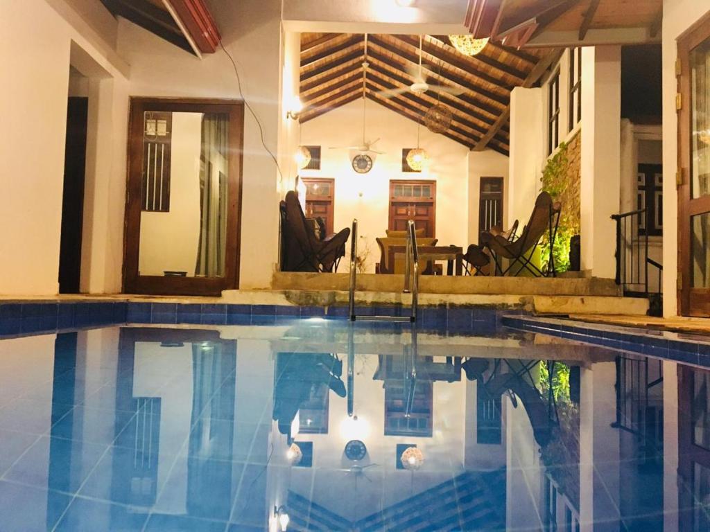 una piscina en una villa con una casa en Hanna Villa en Beruwala