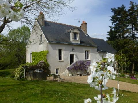 uma grande casa branca com um telhado preto em La Maison du Closier em Blois