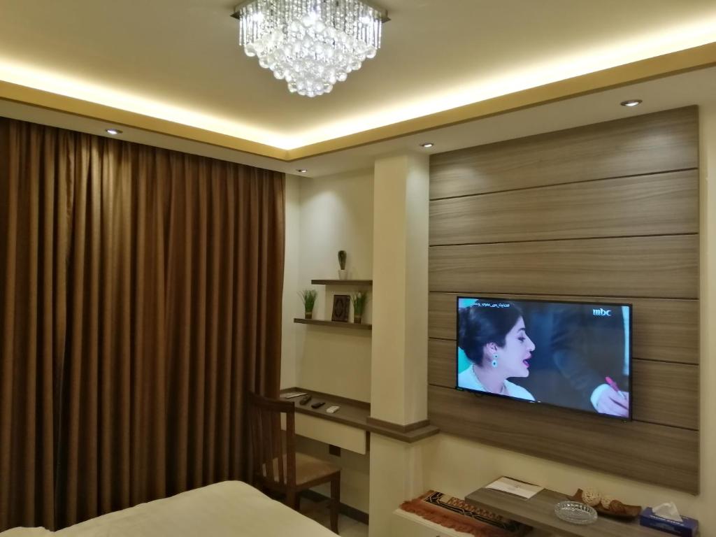 TV a/nebo společenská místnost v ubytování Seven Days Hotel