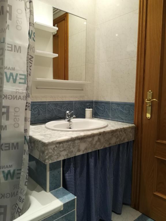 A bathroom at Apartamento La Muralla de Teruel
