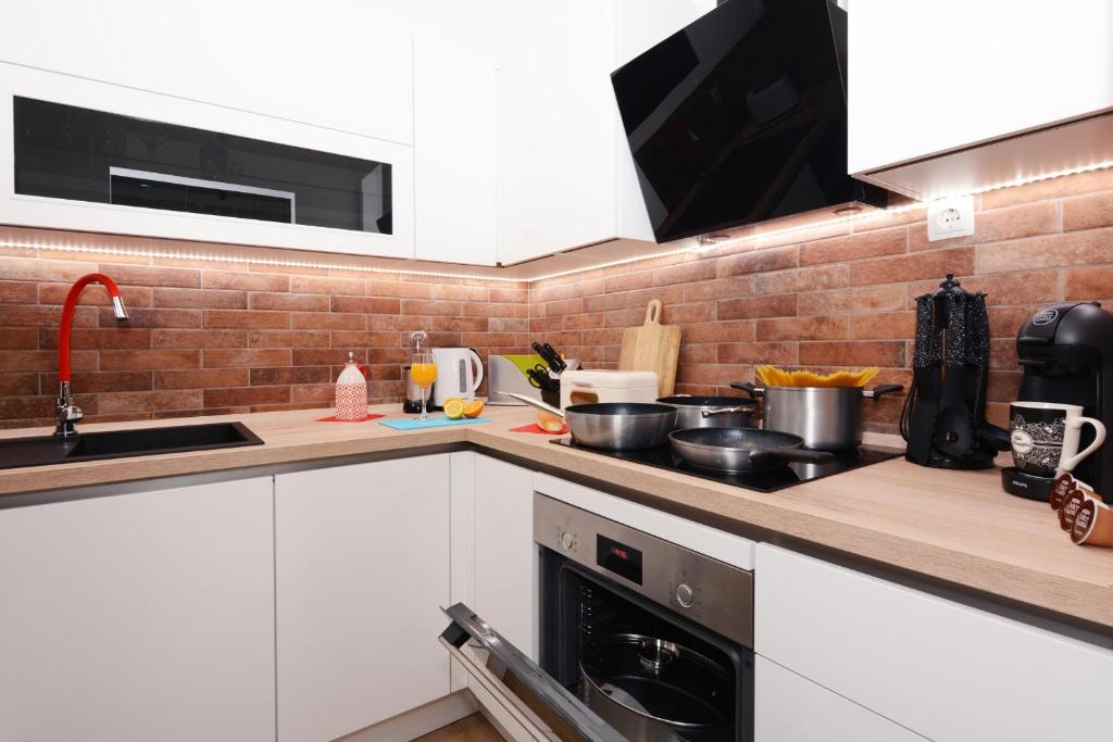Кухня или мини-кухня в XY Suites - Design Apartments
