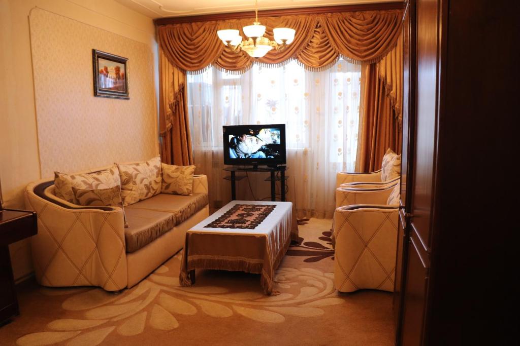 ein Wohnzimmer mit einem Sofa und einem TV in der Unterkunft Nina BNB in Sewan