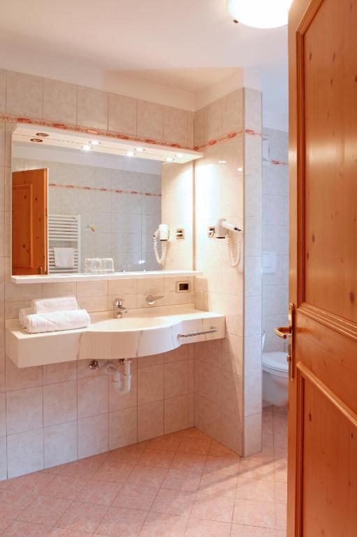 A bathroom at Hotel Hubertusstube