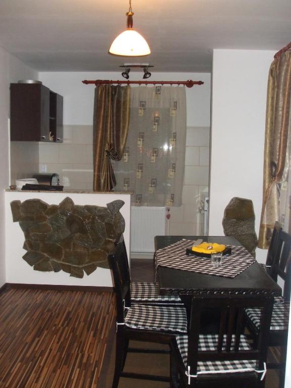 a dining room table and chairs in a kitchen at Casa Stely in Râşnov