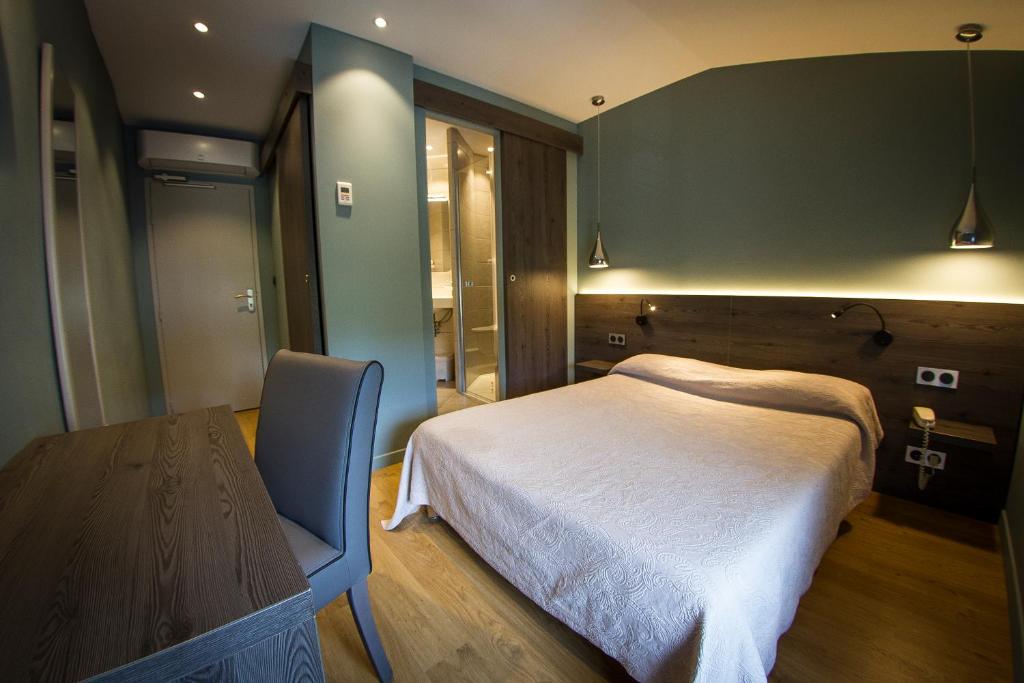 Postel nebo postele na pokoji v ubytování Hotel Le Pont Neuf