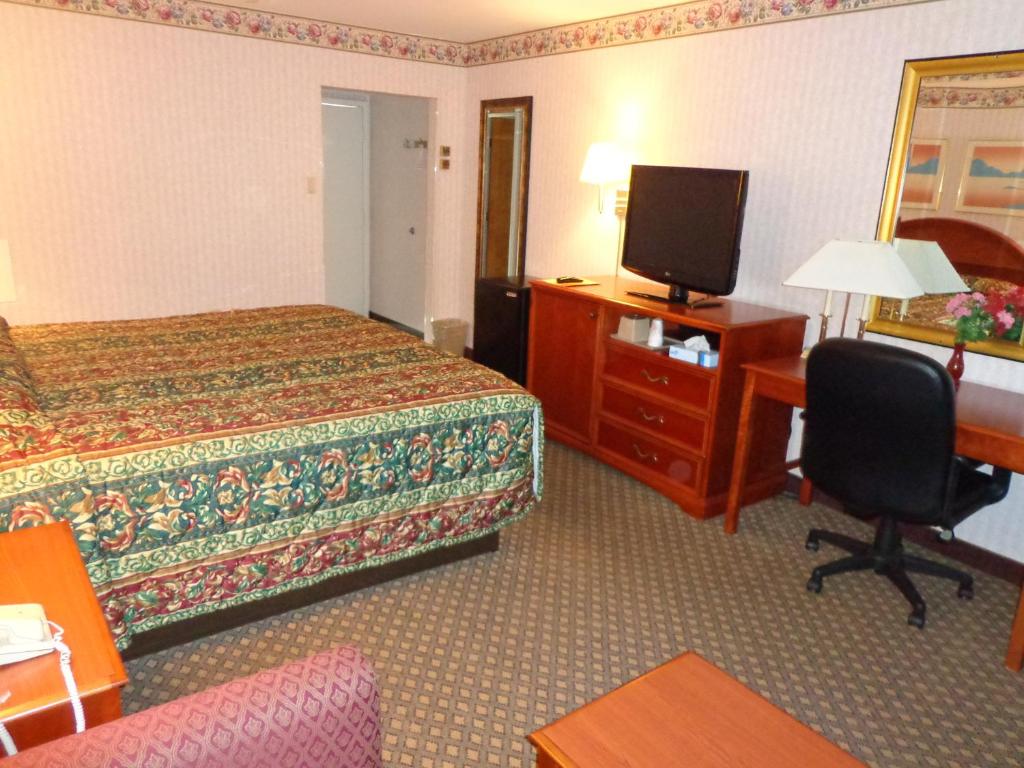 Rodeway Inn Milford - I-84 photo