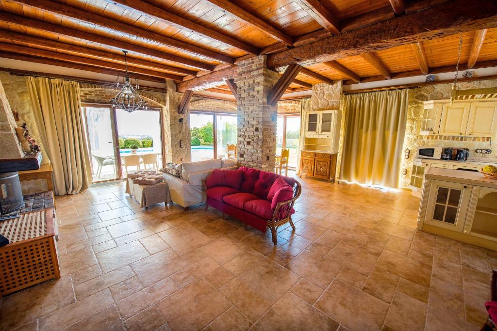duży salon z czerwoną kanapą w środku w obiekcie Villa Petrino w mieście Halikounas