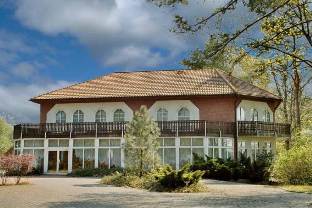 a large brick house with a large roof at Parkstadthotel Bad Muskau in Bad Muskau