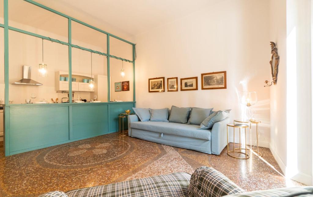 ボローニャにあるAsinelli Suite, privilegiata vista sulle due Torriのリビングルーム(青いソファ付)、キッチン
