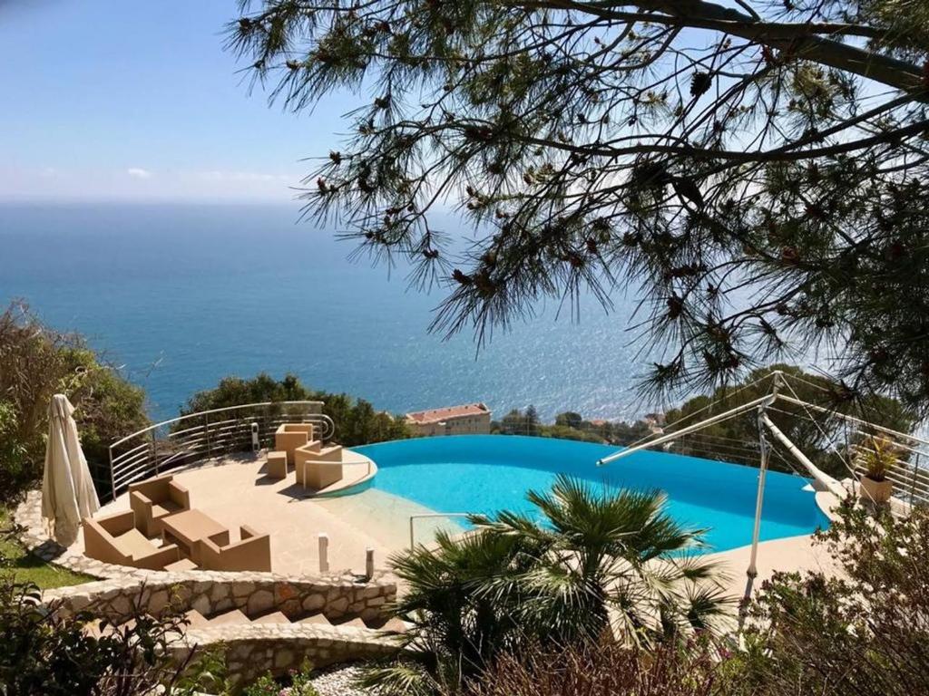 une piscine avec vue sur l'océan dans l'établissement Beautiful Villa 5 min from Monaco, à Cap d'Ail