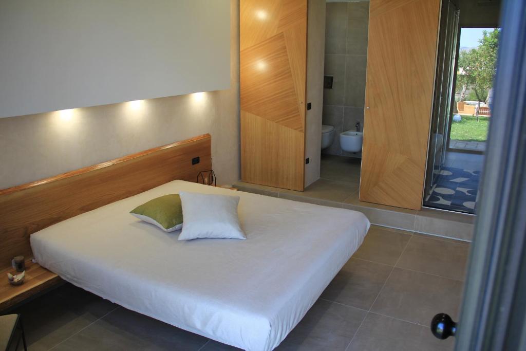 Postel nebo postele na pokoji v ubytování Punta Bianca Suite & Home Experience