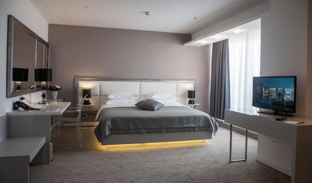 TV a/nebo společenská místnost v ubytování Hotel Aurel