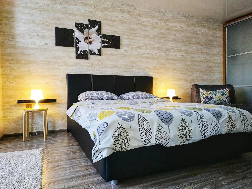 Postel nebo postele na pokoji v ubytování 1-к квартира Rise & Shine 33 Mikrorayon
