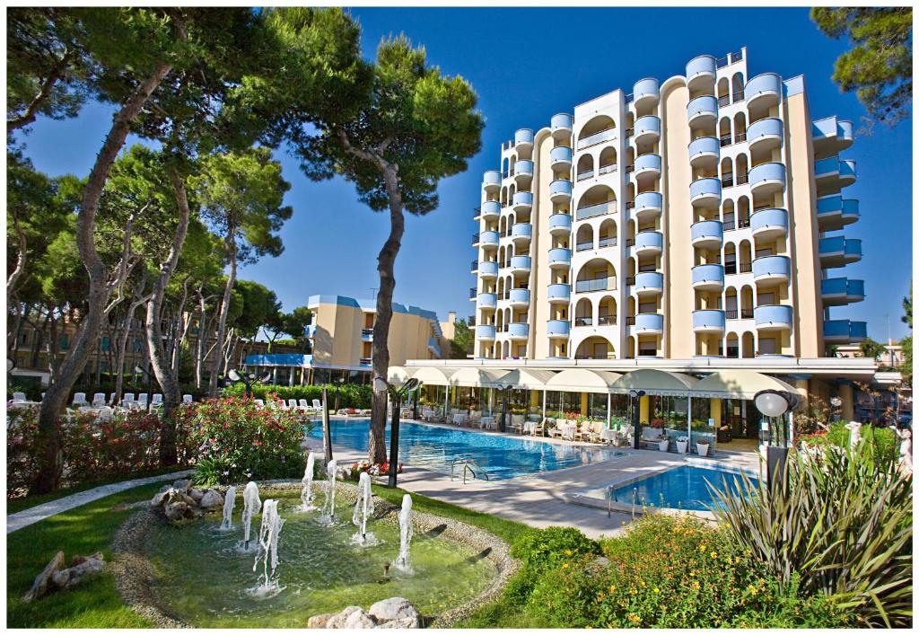 a hotel with a swimming pool and a building at Hotel Parco Dei Principi in Giulianova