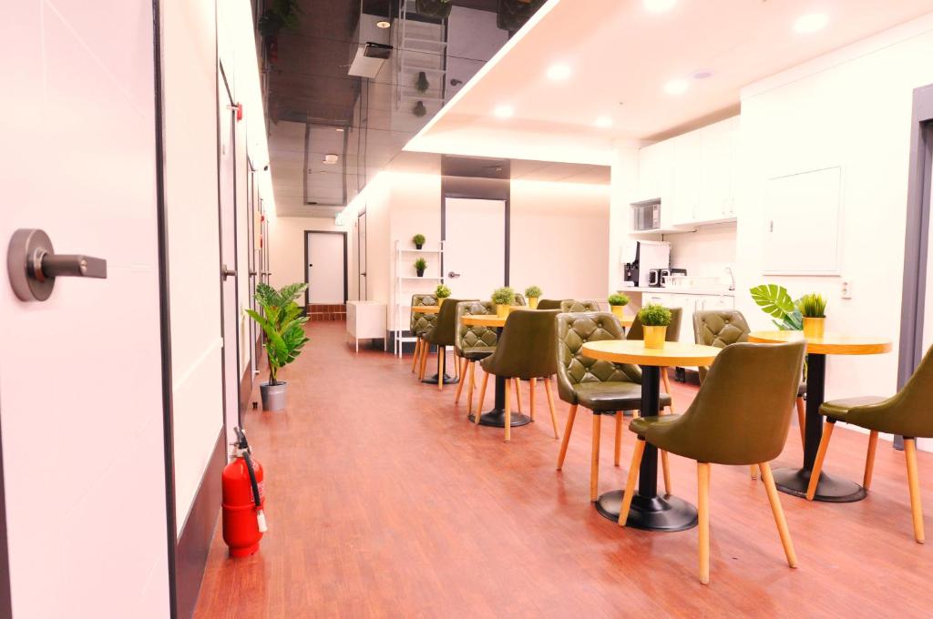 Kuchyň nebo kuchyňský kout v ubytování OYO Hostel Myeongdong 3