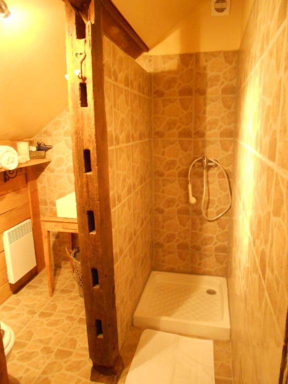 Koupelna v ubytování Gîte "Le Refuge" Dans un Domaine de 7ha Au Calme