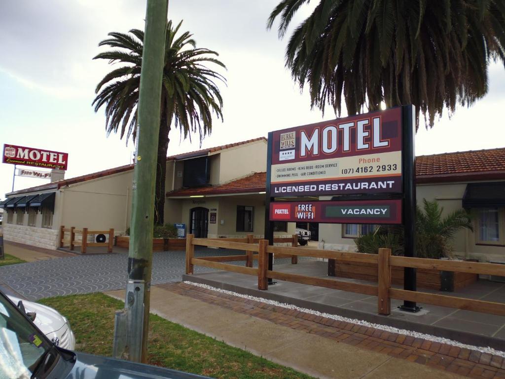 un motel con un cartel frente a un edificio en Burke & Wills Motor Inn, en Kingaroy