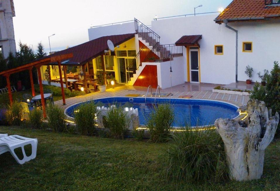 basen w ogrodzie obok domu w obiekcie Guest House Evin Rai w Bjałej