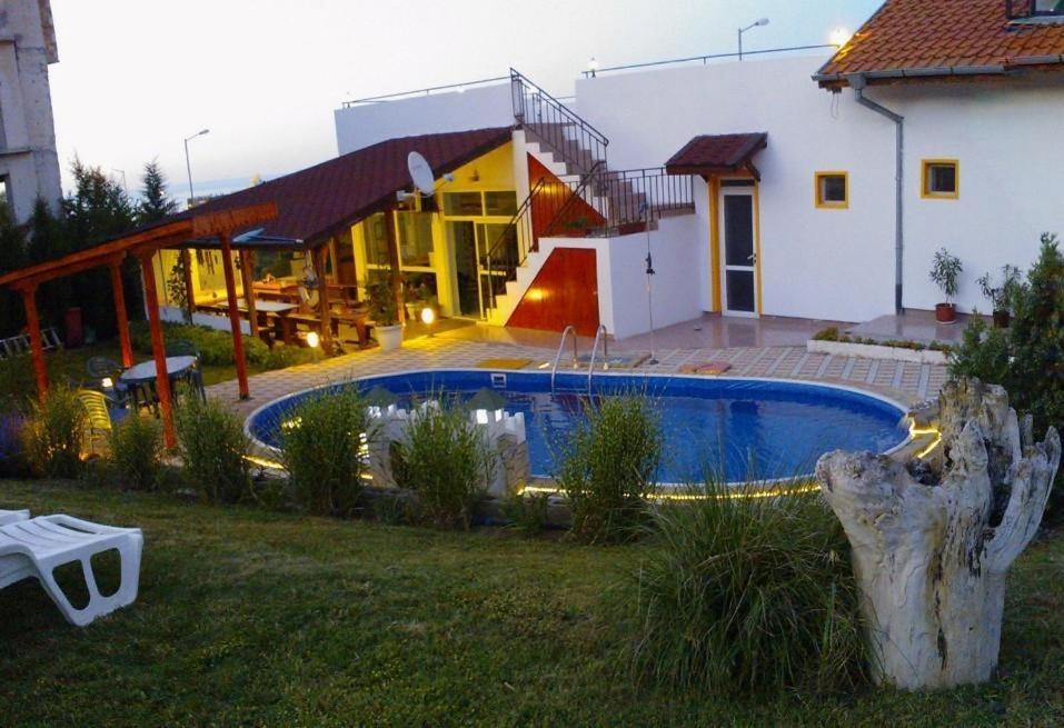 Bazén v ubytování Guest House Evin Rai nebo v jeho okolí