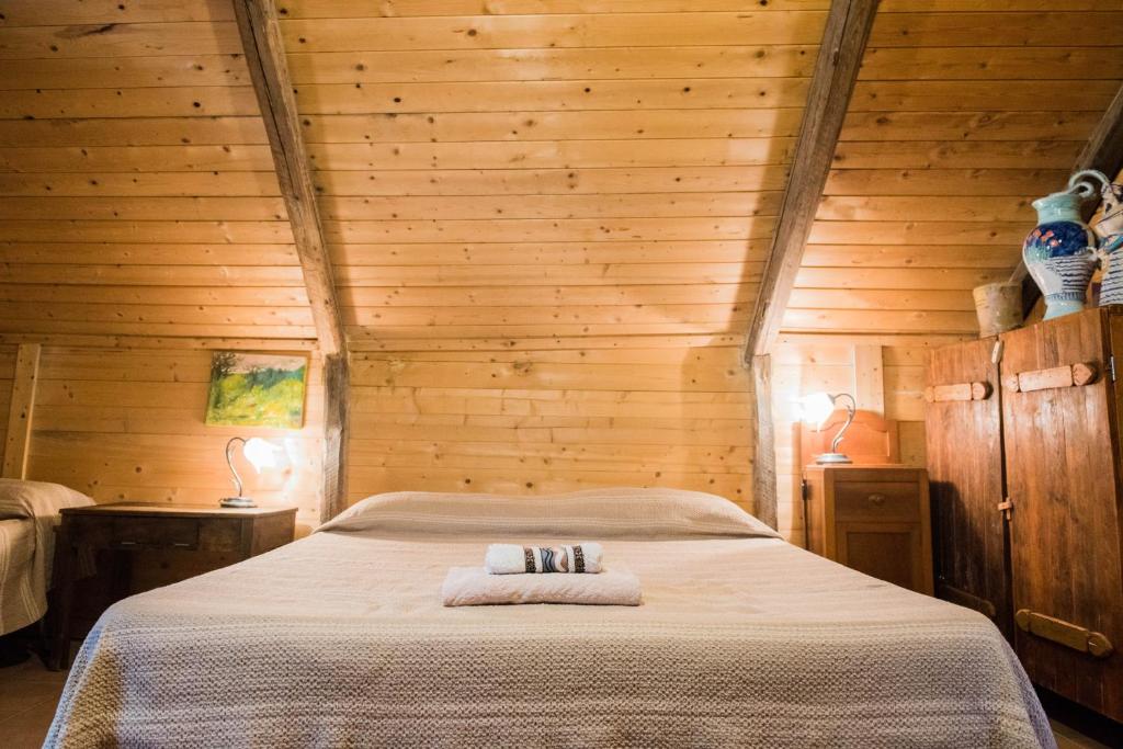 ノートにあるMasseria Usamborgiaの木造キャビン内のベッド1台が備わるベッドルーム1室を利用します。
