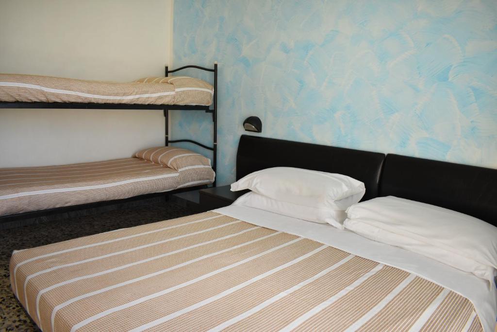 Postel nebo postele na pokoji v ubytování Hotel Manila