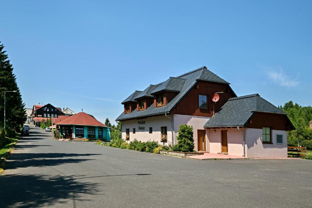 ein Haus am Straßenrand in der Unterkunft Penzion Florian in Moldava