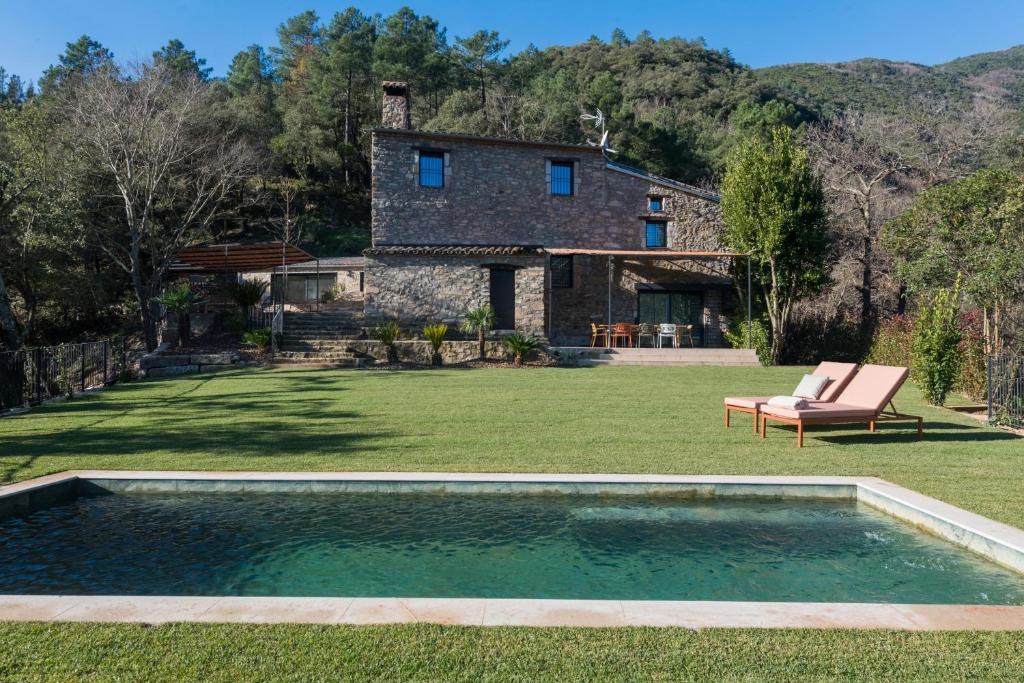 a swimming pool in the yard of a house at La Piconera (Petit Luxe) in Osor