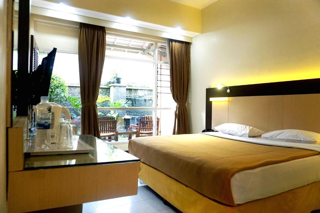 Ένα ή περισσότερα κρεβάτια σε δωμάτιο στο Hotel Puriwisata