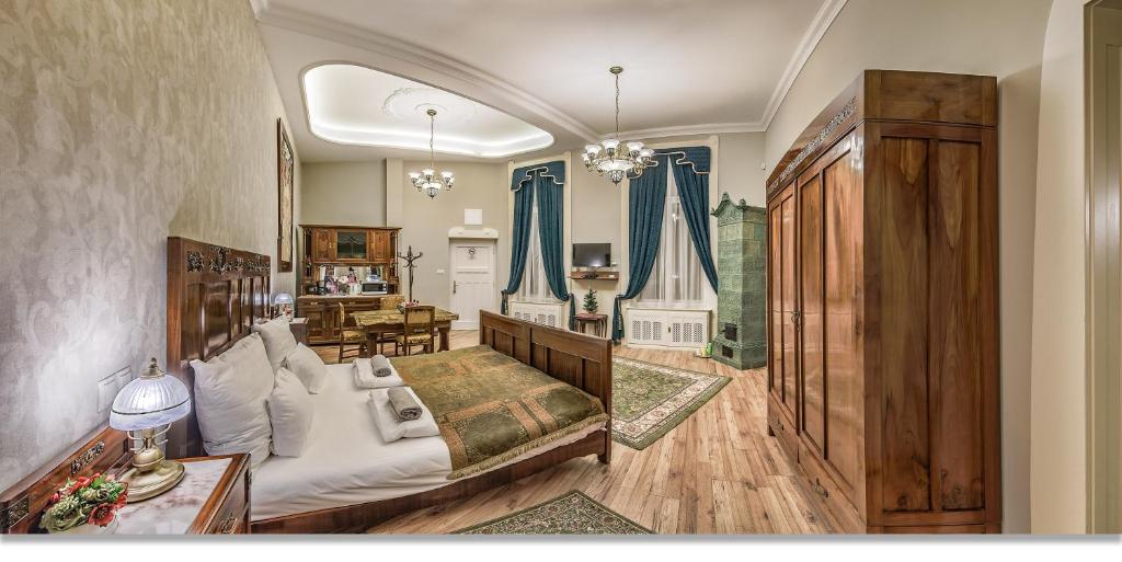 ブダペストにあるBudapest Art Nouveau Apartmentのベッドルーム1室(大型ベッド1台付)、ダイニングルームが備わります。