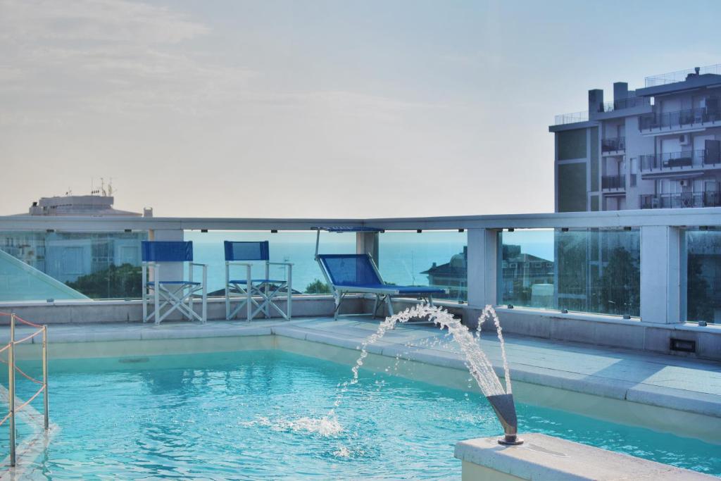 Bazén v ubytování Hotel Villa Mare nebo v jeho okolí